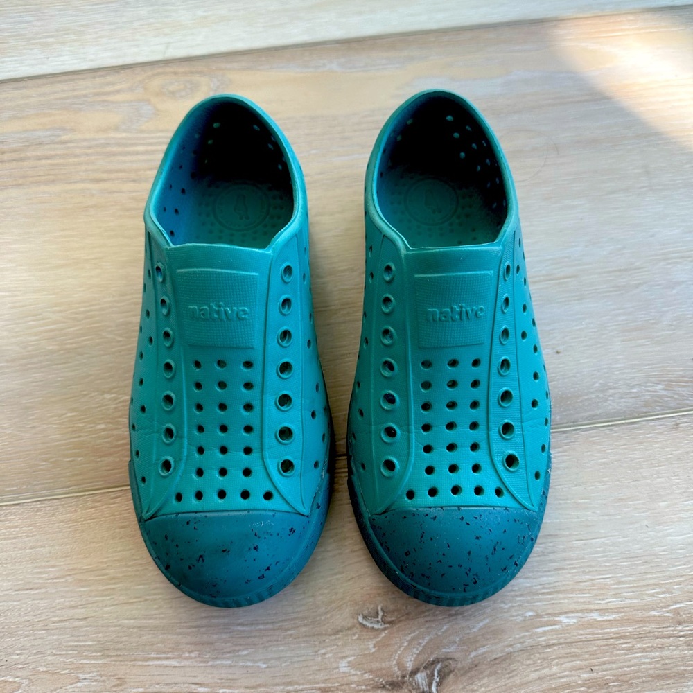 Native shoes made from algae, C12 kids, Vintage blue/green. Excellent condition